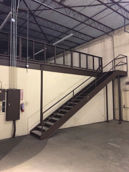 More Photos Of 6000 Yorktown Blvd, Corpus Christi Distribution For Lease