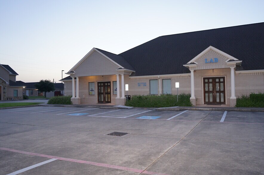 More Photos Of 21510 Kingsland Blvd, Katy Medical For Lease