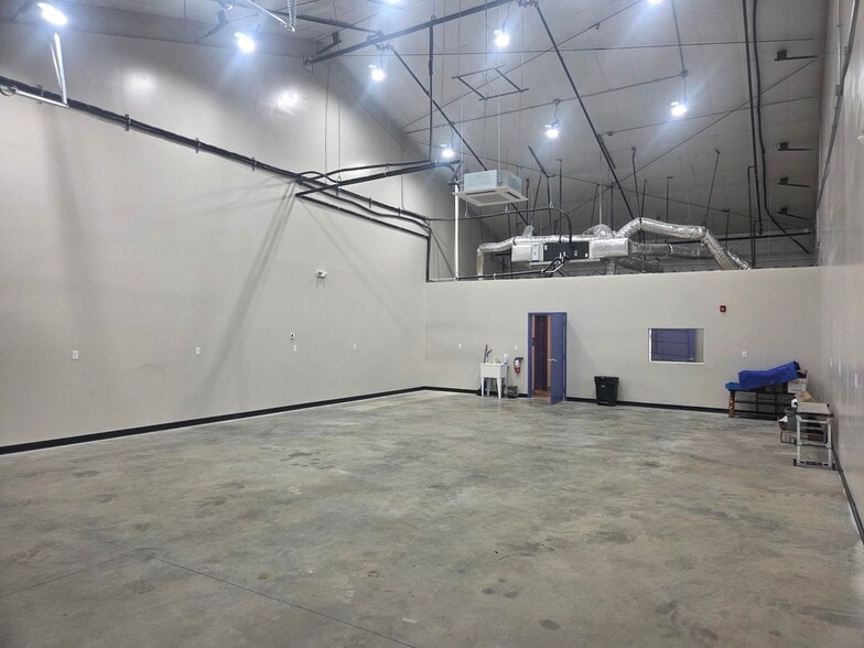 More Photos Of 3275 North McDonald Street, McKinney Distribution For Lease