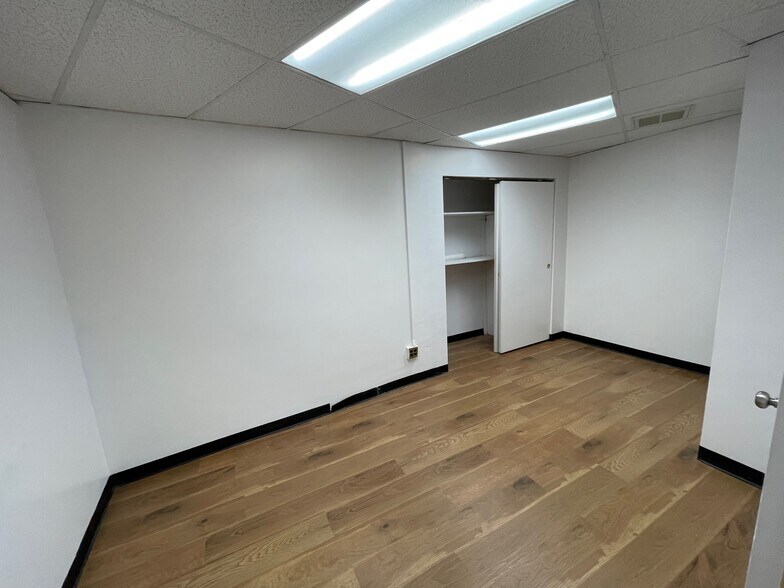 More Photos Of 17 Maple Dr, Great Neck Storefront Retail Office For Lease