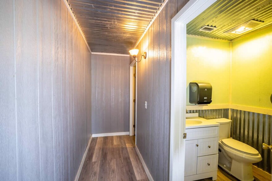 More Photos Of 713 N Riedel St, Yorktown Office For Sale