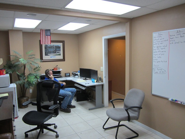 More Photos Of 2814 South St, Fort Myers Warehouse For Lease