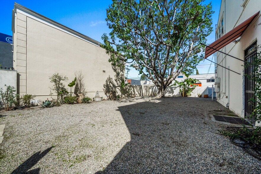 More Photos Of 1020-1024 S Robertson Blvd, Los Angeles Freestanding For Lease