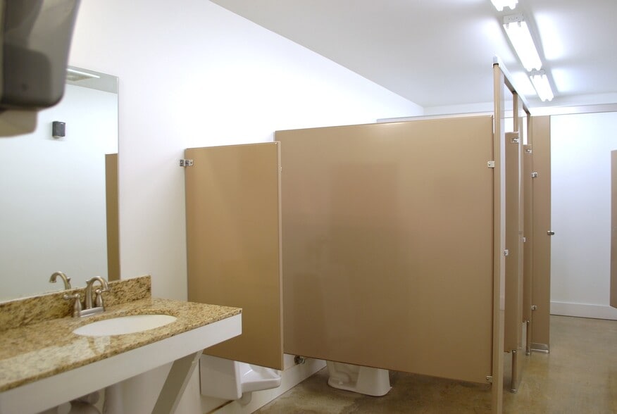 More Photos Of 979 Lovers Ln, Bowling Green Warehouse For Lease