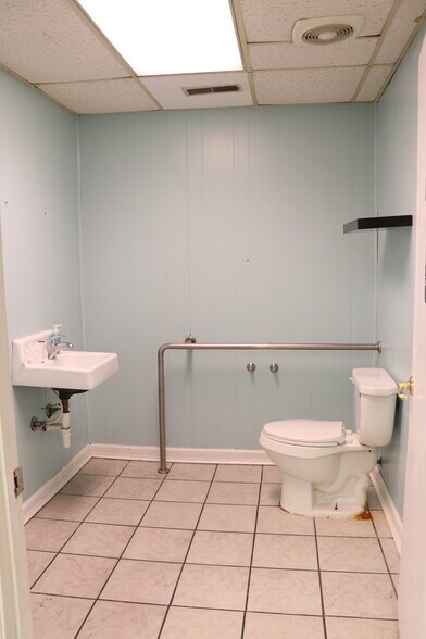 More Photos Of 400 Chestnut St NW, Hartselle Office For Sale