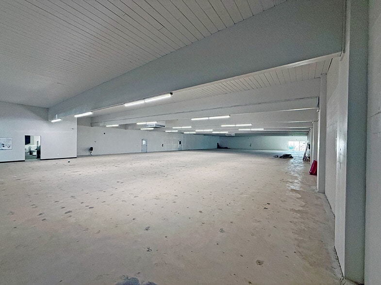 More Photos Of 1755 Ford Ln, Saint Charles Showroom For Lease
