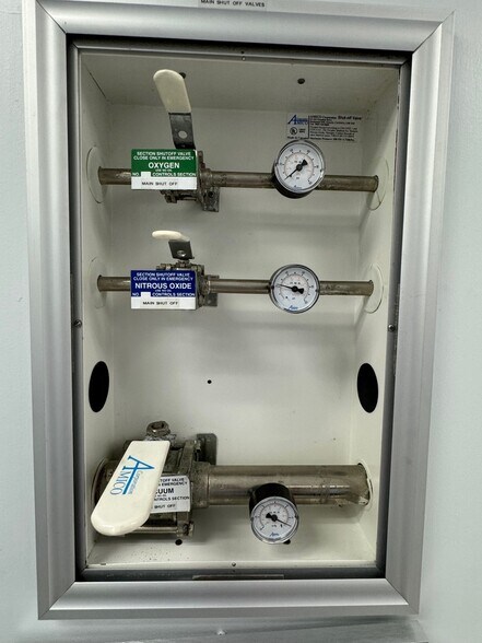 More Photos Of 130 9th St N, Naples Office For Sale