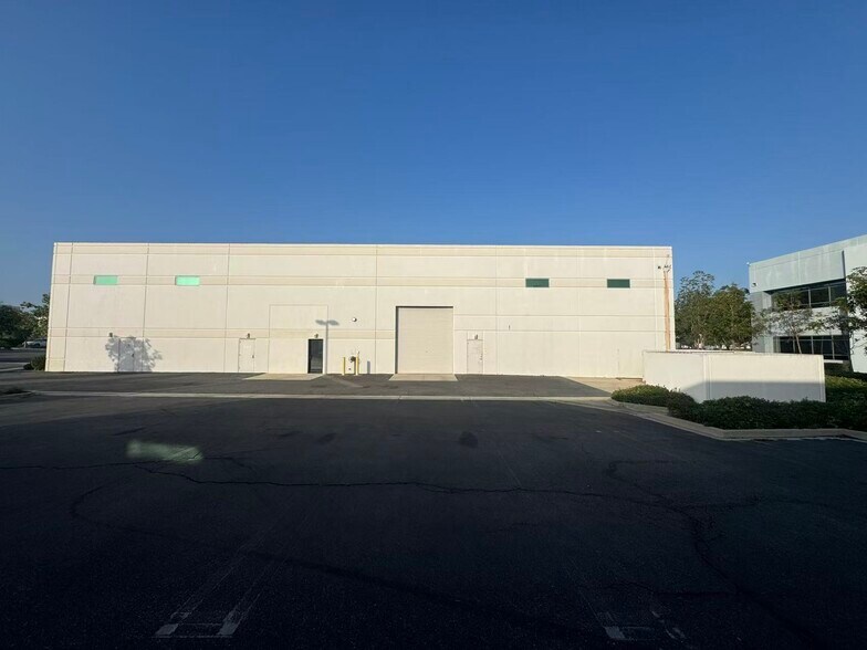 More Photos Of 16 Goddard, Irvine Light Manufacturing For Lease