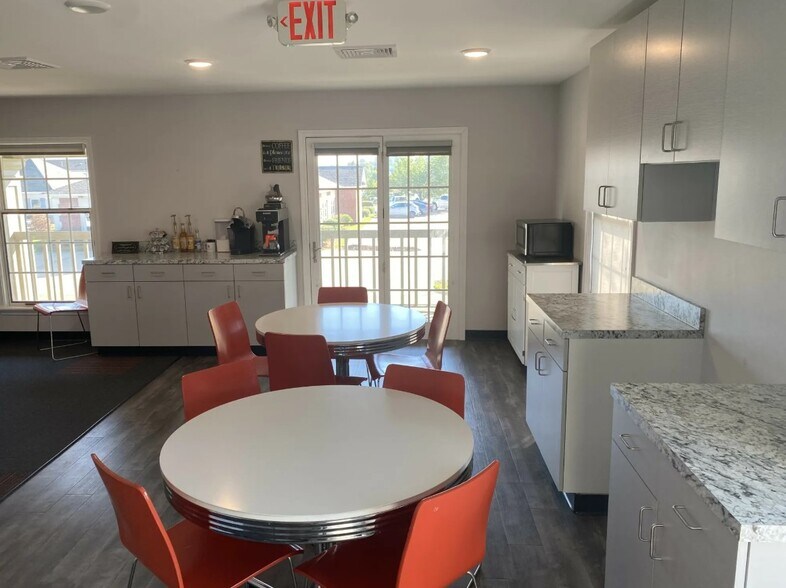 More Photos Of 224 Commerce Dr, Brandon Office For Sale