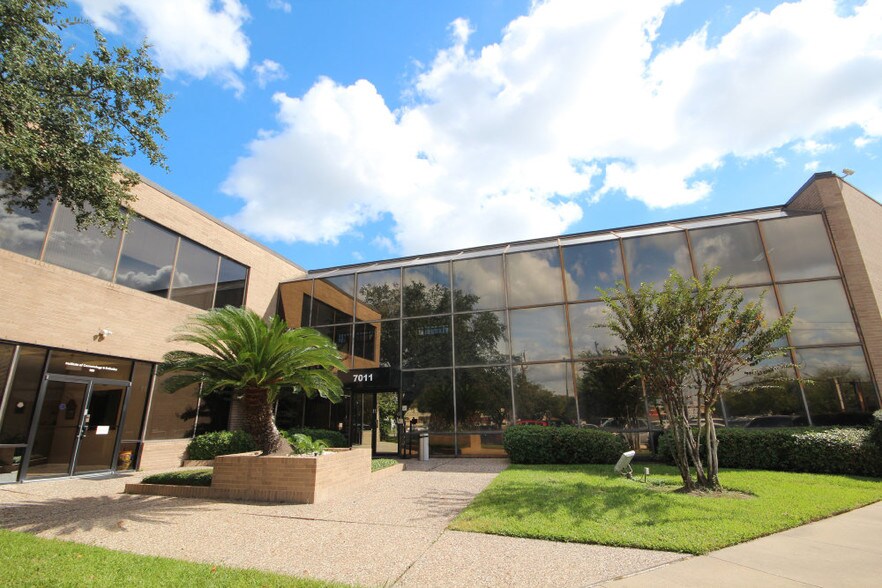 More Photos Of 7011 Harwin Dr, Houston Office For Sale
