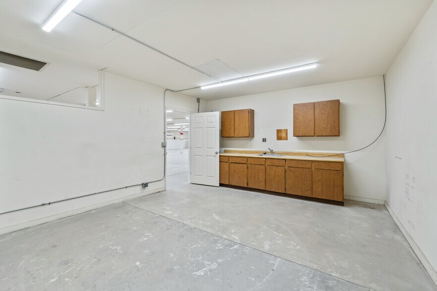 More Photos Of 703 N 7th St, Chewelah Manufacturing For Lease
