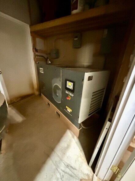 More Photos Of 412 E Railroad Ave N, Manhattan Warehouse For Sale