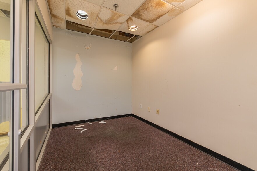 More Photos Of 450 State Route 34, Old Bridge Light Distribution For Sale