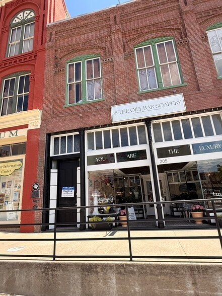 More Photos Of 203-207 S College St, Waxahachie Storefront Retail Office For Lease