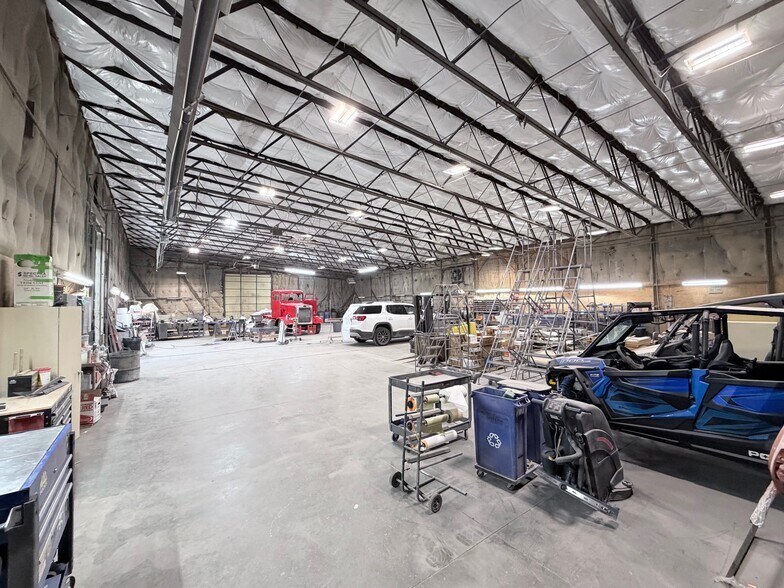 More Photos Of 701 SW 1st St, Oak Grove Industrial For Lease