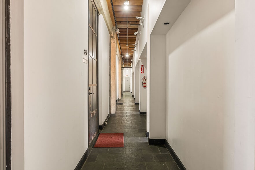 More Photos Of 932 Wilson St, Los Angeles Loft Creative Space For Lease