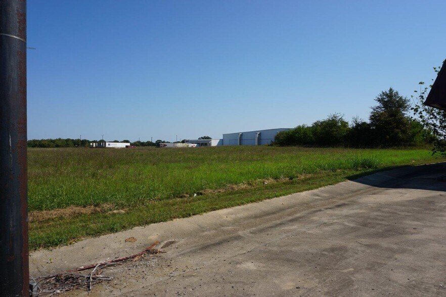 More Photos Of 804 Shannon Rd E, Sulphur Springs Freestanding For Sale