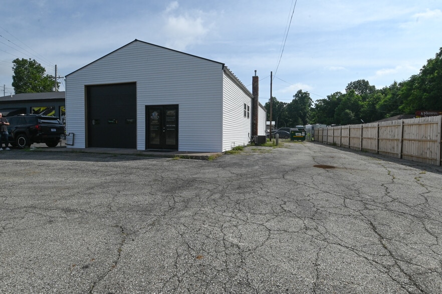More Photos Of 1819 E Morgan St, Martinsville General Retail For Sale