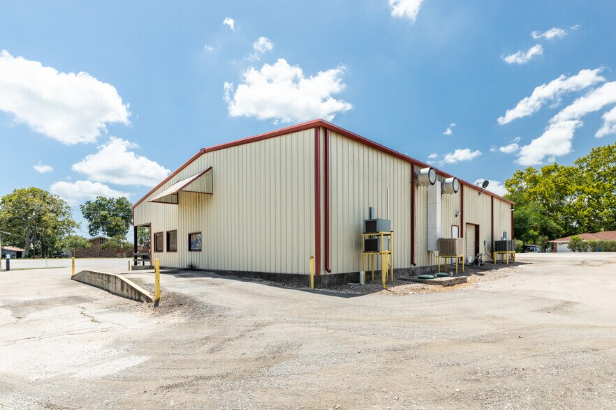 More Photos Of 714 N Main St, Sweeny Restaurant For Sale