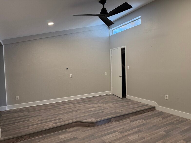 More Photos Of 10729 N 19th Ave, Phoenix Flex For Lease