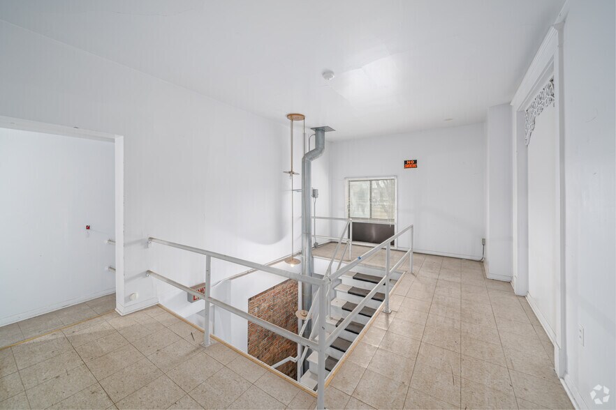 More Photos Of 118 Cass St, Woodstock Storefront For Sale