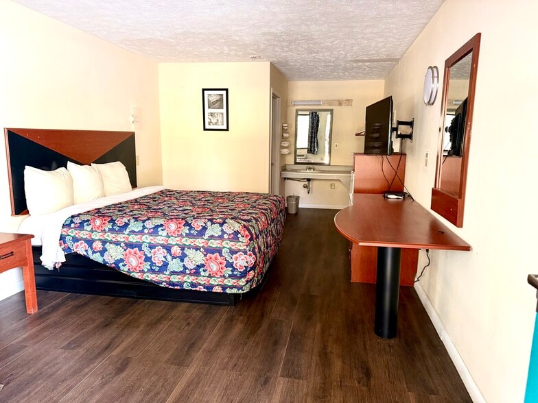 More Photos Of 547 S Archusa Ave, Quitman Hotel For Sale