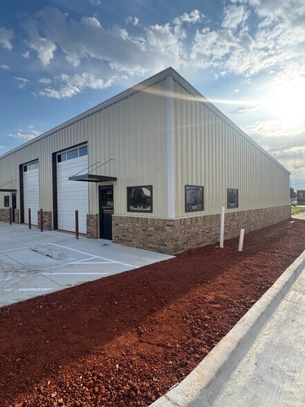 More Photos Of 2107 NW 122nd St, Oklahoma City Flex For Lease