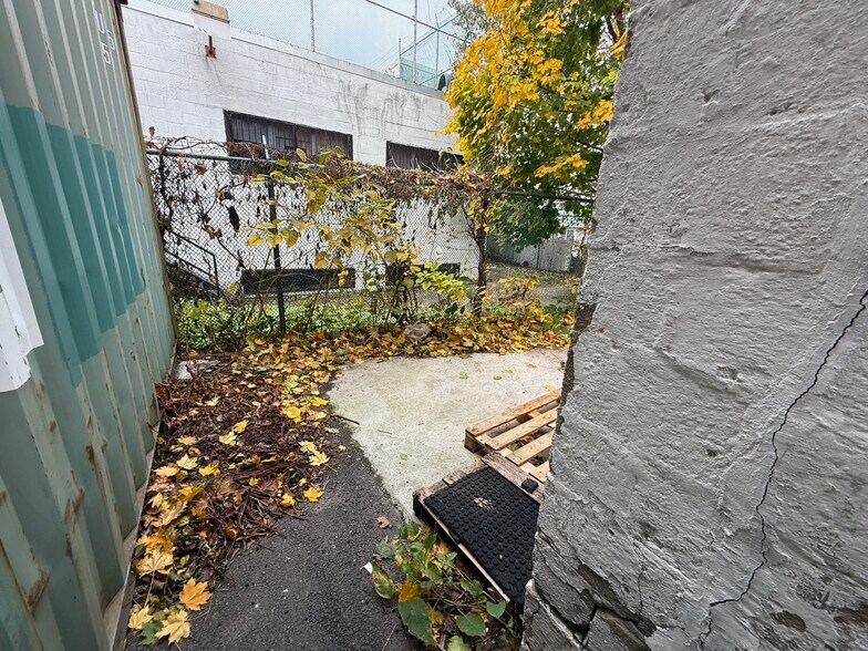 More Photos Of 116 Campbell Ave, Staten Island Warehouse For Lease