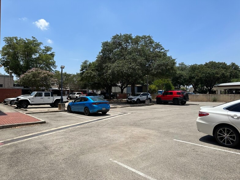 More Photos Of 401 Main Plz, New Braunfels Office For Lease