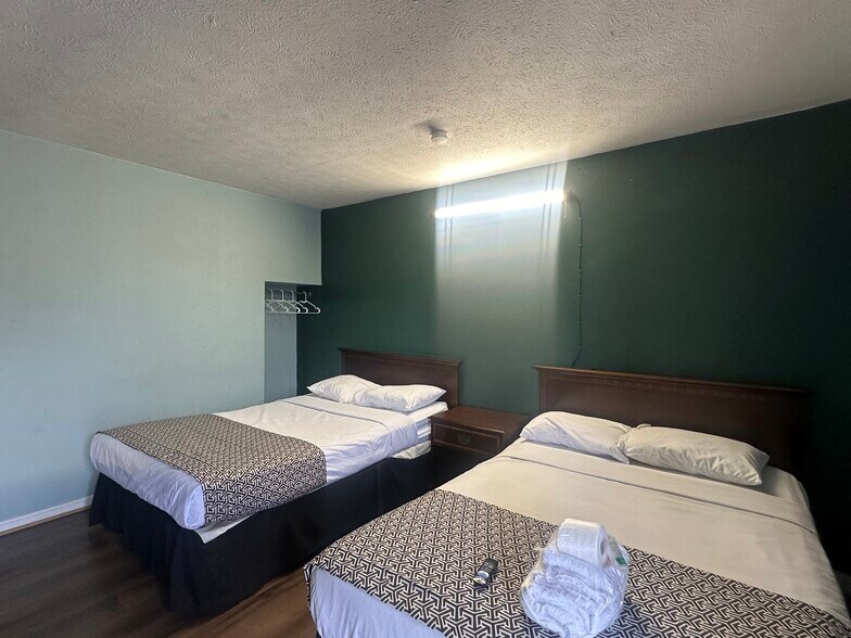 More Photos Of 124 Woods Ave, Caryville Hotel For Sale