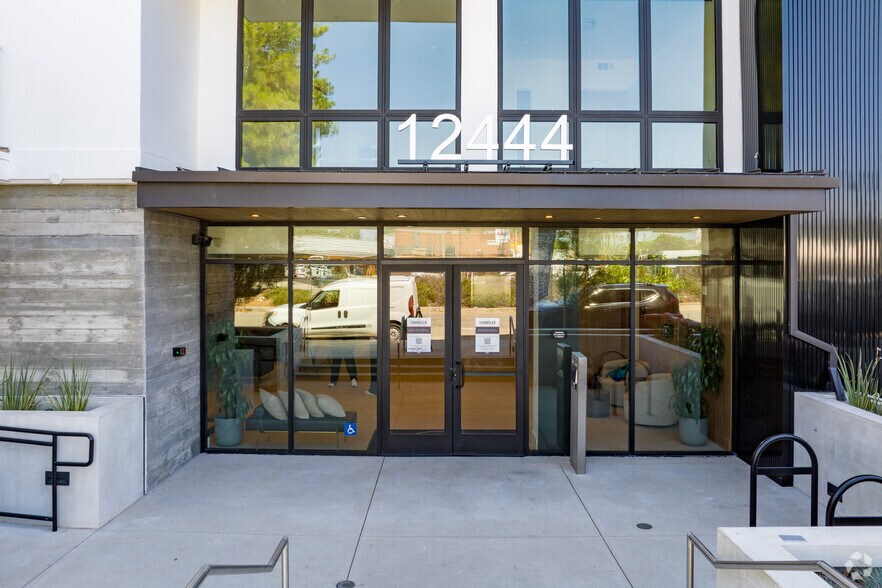 More Photos Of 12444 Chandler Blvd, North Hollywood Apartments For Lease