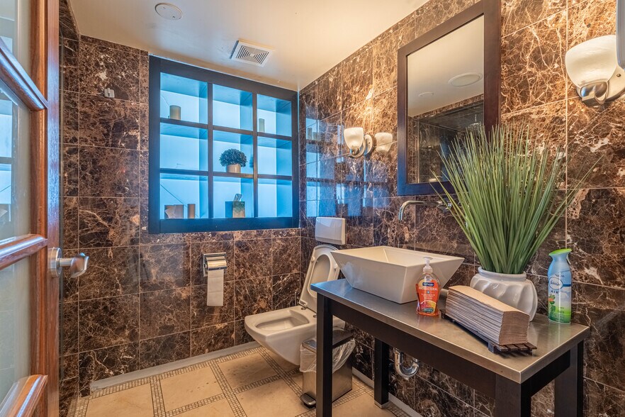 More Photos Of 330 W Frontage Rd, Northfield Medical For Lease