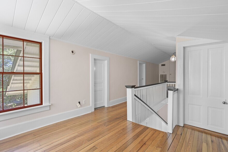 More Photos Of 219 Old Mill Rd, Winchester Office For Sale