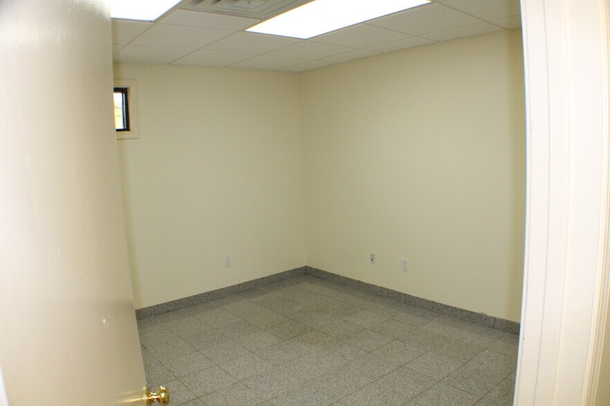 More Photos Of 1637 N Eastman Rd, Kingsport Office For Lease