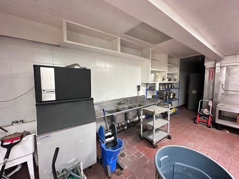 More Photos Of 1023 E F St, Oakdale Restaurant For Lease