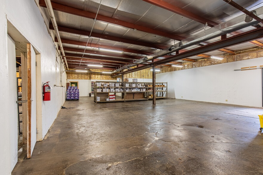 More Photos Of 825 N Pleasant St, Princeton Flex For Sale