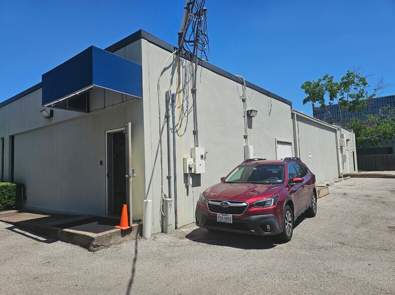 More Photos Of 4111 Directors Row, Houston Office For Sale