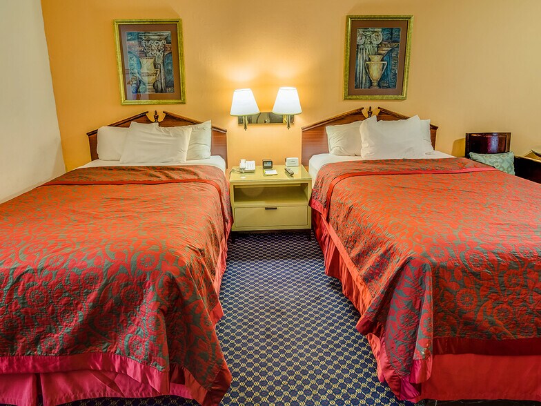 More Photos Of 800 University St, Martin Hotel For Sale