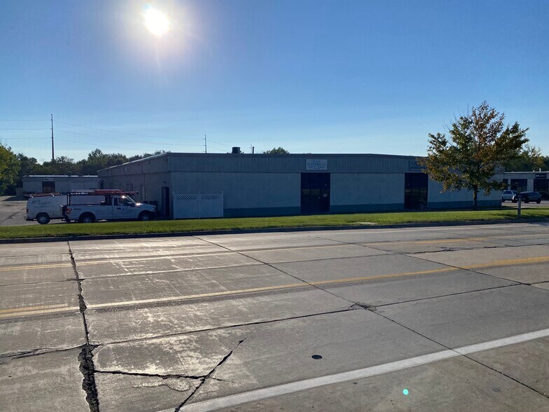 More Photos Of 5107-5114 Tremont Ave, Davenport Warehouse For Lease