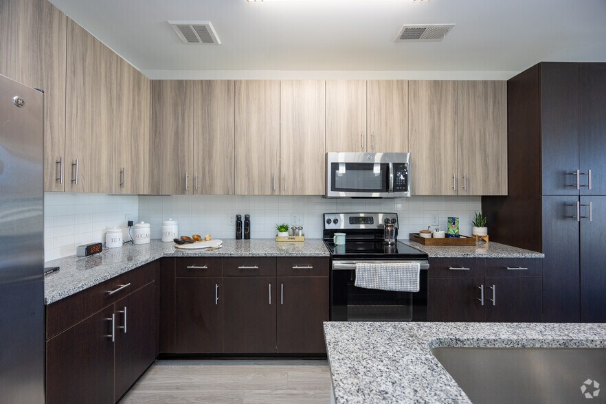 More Photos Of 6050 Roswell Rd NE, Sandy Springs Apartments For Lease
