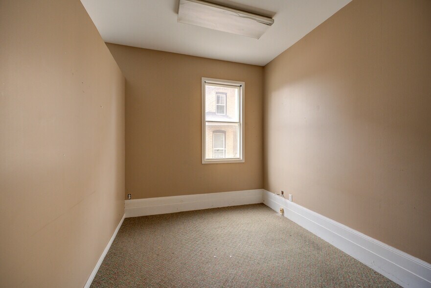 More Photos Of 41 Wellington St, Brantford Office For Sale