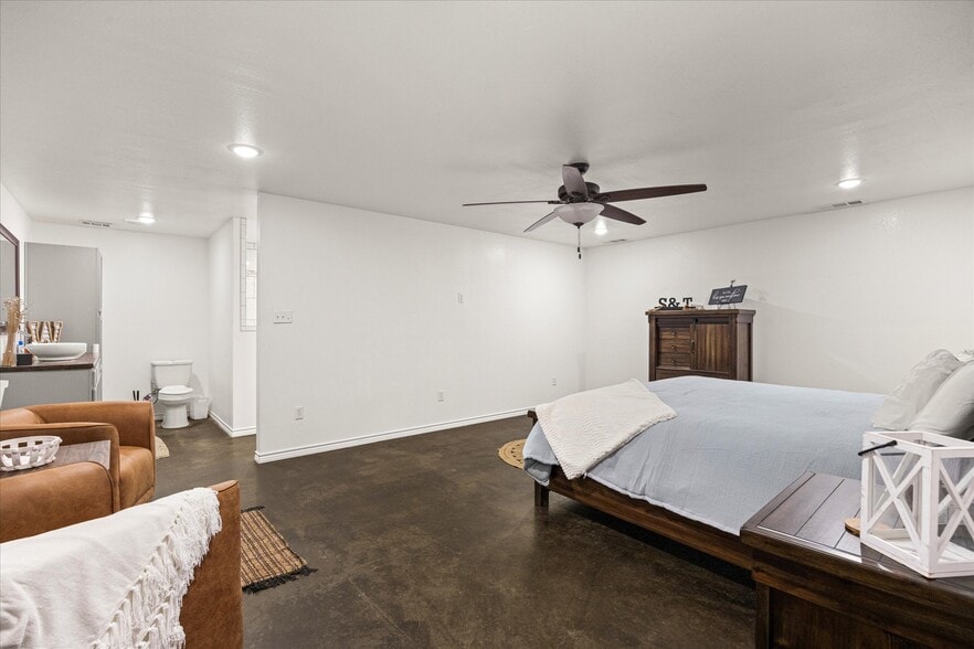 More Photos Of 1817 S Morgan St, Granbury Auto Dealership For Sale