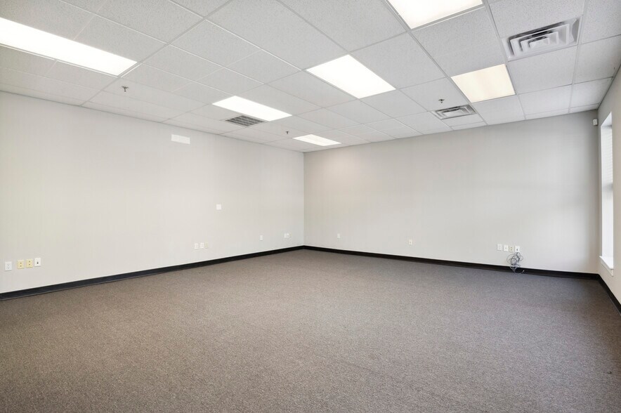 More Photos Of 161-191 Edgemoor Rd, Wilmington Light Distribution For Lease