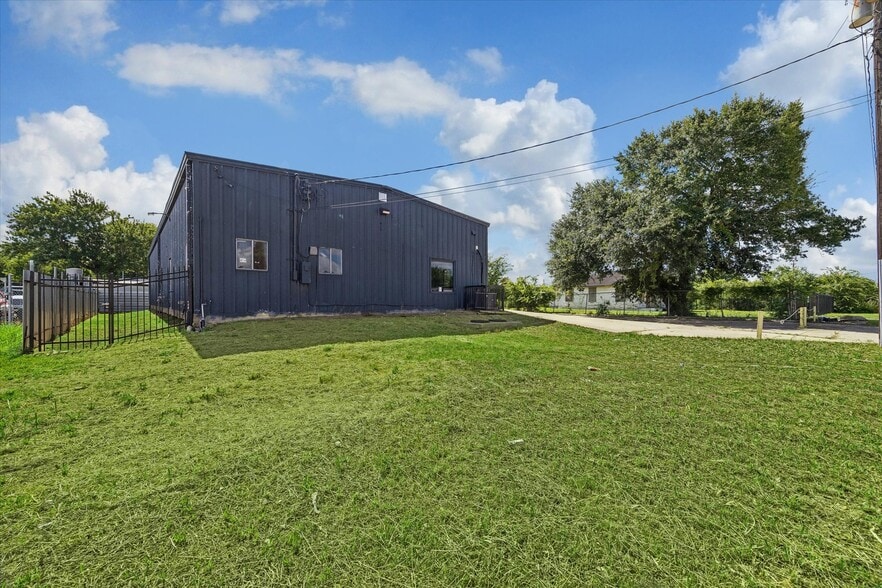 More Photos Of 10807 Telephone Rd, Houston Warehouse For Sale