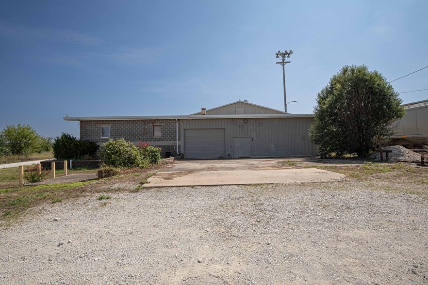 More Photos Of 200 N River St, Carthage Manufacturing For Lease