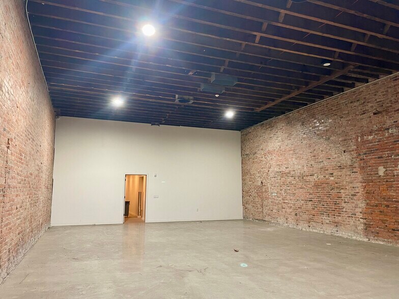 More Photos Of 411 2nd Ave Ext S, Seattle Storefront For Sale