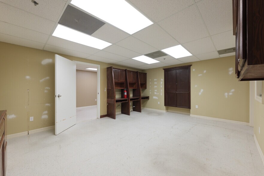 More Photos Of 305 Expressway 83, Mission Medical For Lease