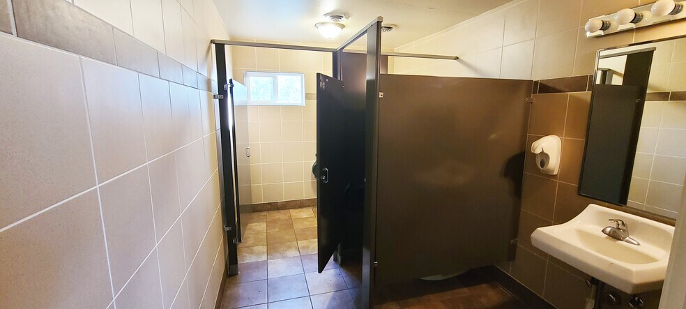 More Photos Of 14417 S L-56d, Brady Convenience Store For Sale