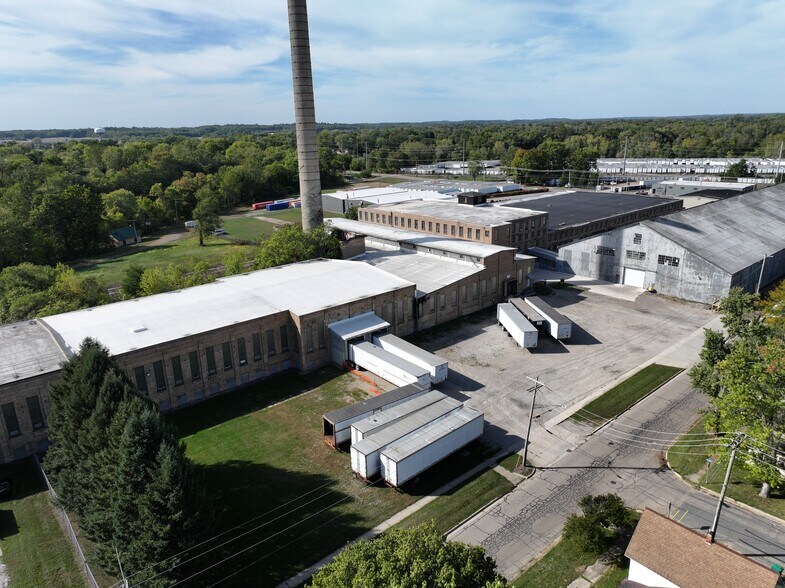 More Photos Of 265 E Broadway St, Three Rivers Warehouse For Lease