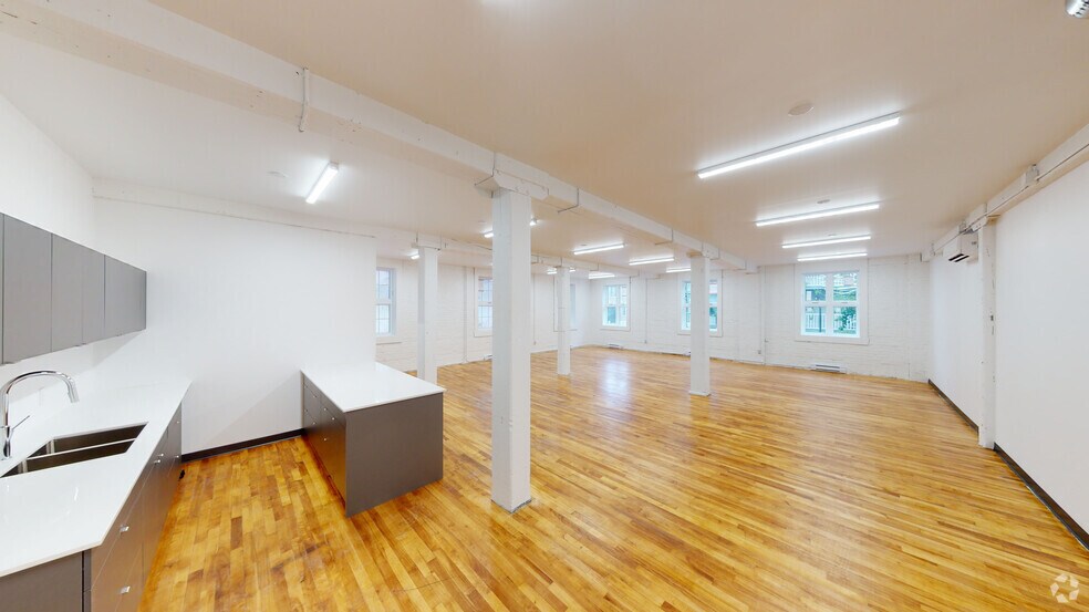 Primary Photo Of 305 Rue De Bellechasse, Montréal Loft Creative Space For Lease